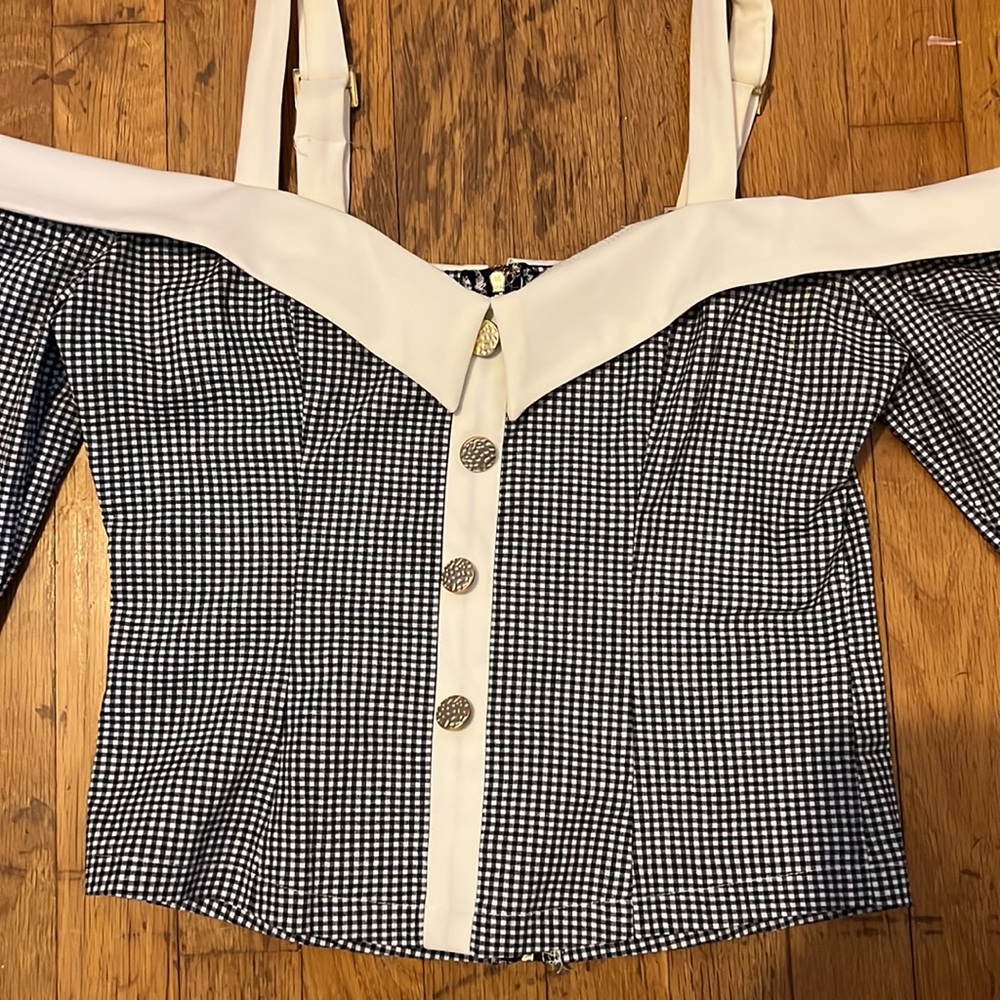 Beautiful off shoulder top - Picture 2 of 2